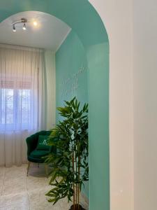 a living room with a green couch and a plant at The green leaves in Santa Maria La Carità