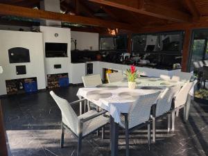 a dining room with a table and chairs at Vila Liana in Stana