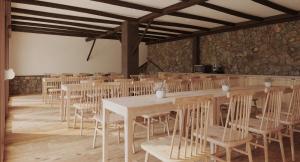 Una gran sala con mesas y sillas. en My Rooms Hostel Las Salas by My Rooms Hotels - Albergue, en Las Salas