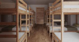 un grupo de literas en una habitación en My Rooms Hostel Las Salas by My Rooms Hotels - Albergue, en Las Salas 5 fotos más