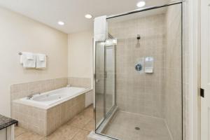 Et badeværelse på 2519 Tennis Villas King Suite + 17 billeder