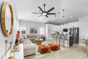 Et tv og/eller underholdning på New Build - Pool - Walk to Beach