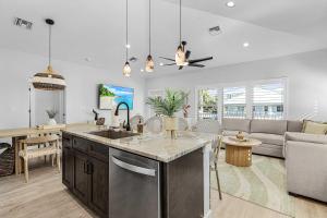 Køkken eller tekøkken på New Build - Pool - Walk to Beach + 34 billeder