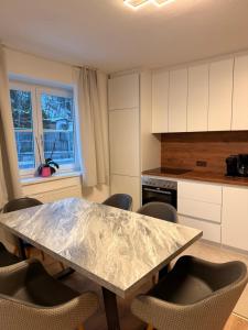 cocina con mesa, sillas y barra en Appartement Kodra, en Sonnberg 15 fotos más