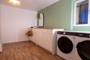 a laundry room with a washer and dryer at Studio de Luxe Entièrement Neuf - Proche Paris in Gagny