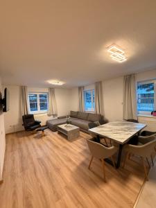 una sala de estar con un sofá y una mesa en Appartement Kodra, en Sonnberg