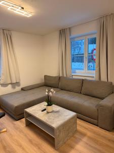 Una sala de estar con un sofá y una mesa de café. en Appartement Kodra, en Sonnberg