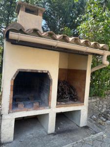 Aux portes des Cévenne في سانت هيبوليت - دو - فورت: فرن من الطوب والسقف فوقه +صورتان