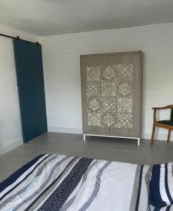 Aux portes des Cévenne في سانت هيبوليت - دو - فورت: غرفة نوم بسرير وجدار