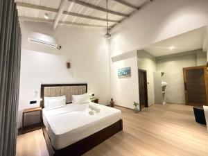 Una cama o camas en una habitación de The Lavish Haven 7 fotos más