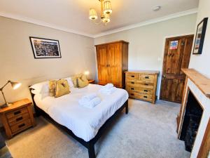 a bedroom with a bed with two towels on it at Hartwood Cottage - 33 Longwestgate in Scarborough