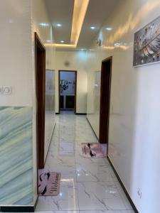 Keur MAME TAWFEKH في Thies: ممر مع بابين وأرضية من البلاط