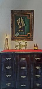 La Corte dei Sarti في كوبرتينو: خزانة مع مرآة فوقها