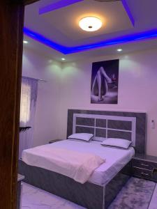 Keur MAME TAWFEKH في Thies: غرفة نوم بسرير كبير بسقف ازرق