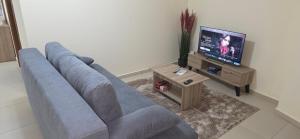 TV a/nebo společenská místnost v ubytování Kithra + 2 fotografie