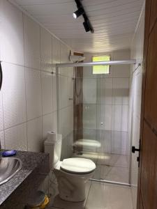 ein Badezimmer mit Dusche, Toilette und Waschbecken in der Unterkunft Pituba Ville - Ap - 1 andar - 2/4 in Itacaré + 20 Fotos