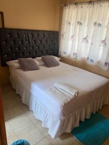 Giường trong phòng chung tại African Hoopoe Guest House