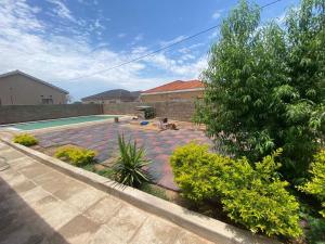 Cảnh núi rừng hoặc tầm nhìn ra núi từ nhà khách