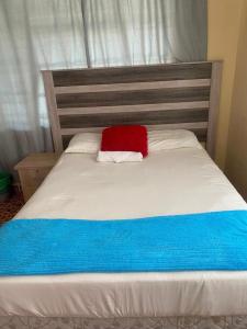 Giường trong phòng chung tại African Hoopoe Guest House