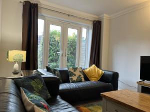 Un lugar para sentarse en Chineham Town-House, Great for Group Get-Aways, Families & Contractors