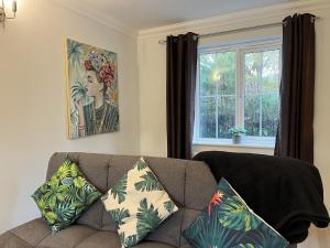 Un lugar para sentarse en Chineham Town-House, Great for Group Get-Aways, Families & Contractors