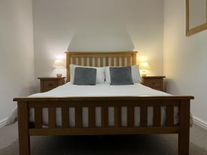 Una cama o camas en una habitación de Chineham Town-House, Great for Group Get-Aways, Families & Contractors