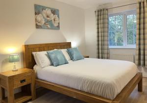 Una cama o camas en una habitación de Chineham Town-House, Great for Group Get-Aways, Families & Contractors 38 fotos más