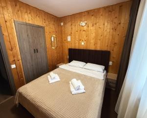 Un pat sau paturi într-o cameră la Casa Familiei +27 fotografii