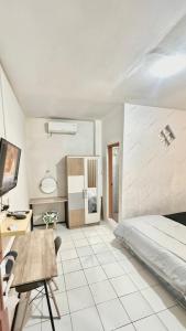 Giường trong phòng chung tại Roomate Inn Sky Garden