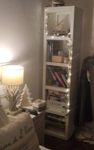 Η βιβλιοθήκη του δωματίου σε οικογενειακή κατοικία