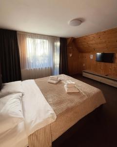 Un pat sau paturi într-o cameră la Casa Familiei