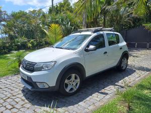 een witte SUV geparkeerd op een stenen oprit bij Janela Mar Garden in Lagoa +60 foto's