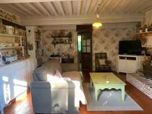 Una sala de estar con un sofá y una mesa de café. en Chez Valérie et François, en Moux-en-Morvan
