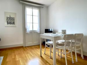 TV a/nebo společenská místnost v ubytování Chalet am Thunersee