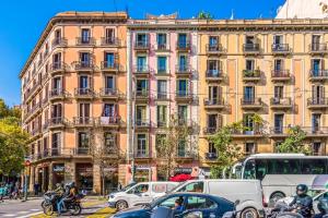 Un gran edificio en una calle muy transitada de la ciudad con coches. en Apartamento en excelente ubicación, centro de Barcelona, en Barcelona