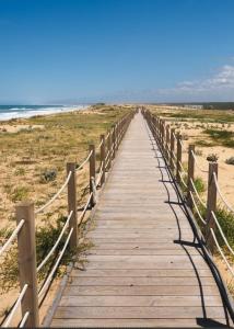 een houten promenade die naar het strand leidt bij Labenne Océan in Labenne