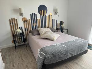 Ένα ή περισσότερα κρεβάτια σε δωμάτιο στο Petit studio attenant à la maison