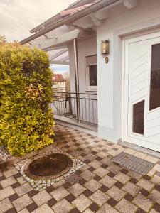 Un porche delantero de una casa con una alcantarilla en FeWo Haus 9, en Lahr