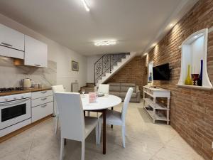 a kitchen and dining room with a table and chairs at Ca' Dolce Rosa in Burano +40 photos
