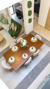 een houten tafel en stoelen in de woonkamer bij Villa Castillo in Higuey