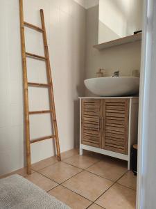 bagno con scala accanto a un lavandino di Appartement vue sur le lac ad Aiguines