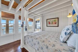 Ένα ή περισσότερα κρεβάτια σε δωμάτιο στο Destin Harbor Cottage Boat Slip Pickleball Fun