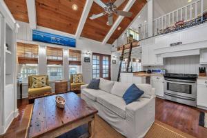 Η κουζίνα ή μικρή κουζίνα στο Destin Harbor Cottage Boat Slip Pickleball Fun