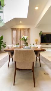 een eetkamer met een tafel en stoelen bij Villa Castillo in Higuey