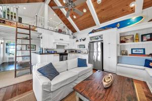 Η κουζίνα ή μικρή κουζίνα στο Destin Harbor Cottage Boat Slip Pickleball Fun