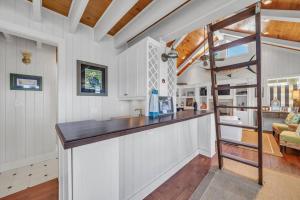 Η κουζίνα ή μικρή κουζίνα στο Destin Harbor Cottage Boat Slip Pickleball Fun +25 φωτογραφίες