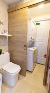 een badkamer met toilet en wastafel bij Villa Castillo in Higuey