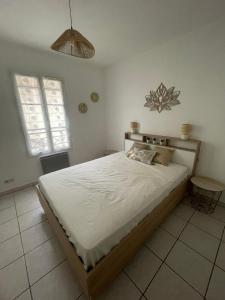 a bedroom with a large bed in a room at À deux pas de la mer in Marennes