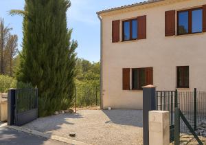 una casa con una puerta y un árbol en Villa la Baume, en Quinson