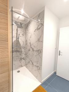 L'Art Pop - Chic & Coloré Plage à 5 min en voiture في Biville-sur-Mer: دش في غرفة مع جدار من الرخام +15 صورة